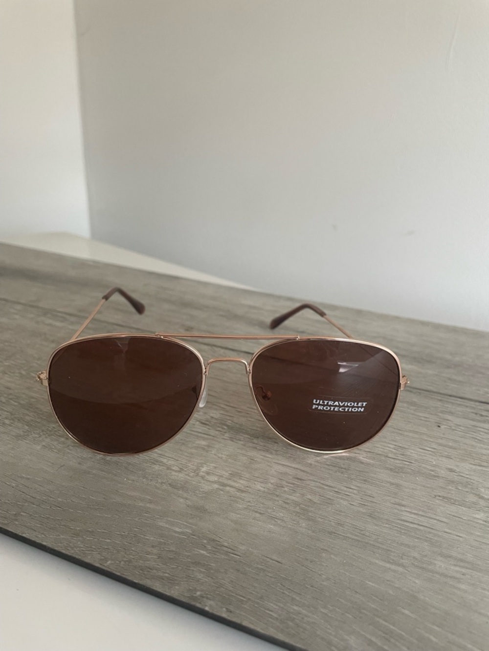 Gold aviator unisex sunglasses